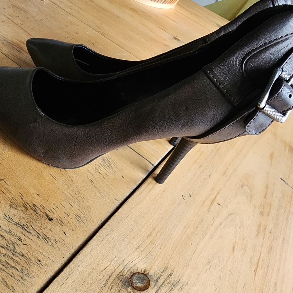 Vera Wang heels size 8